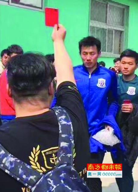 阿巴斯从早期作品《特写》开始就运用纪录片手法捕捉生活的原初状态，打破现实与幻象的界限。